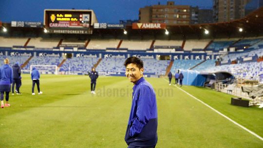 스페인 프로축구 프리메라리가 발렌시아의 이강인이 31일(한국시간) 스페인 사라고사 에스타디오 데 라 로마레다에서 열린 스페인 국왕컵(코파 델레이) 에브로와 32강 1차전 선발 출전에 앞서 몸을 풀고 있다. 발렌시아 구단 홈페이지 캡처
